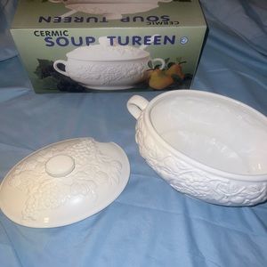 NEVER USED Beautiful Cermic Soup Tureen with Box